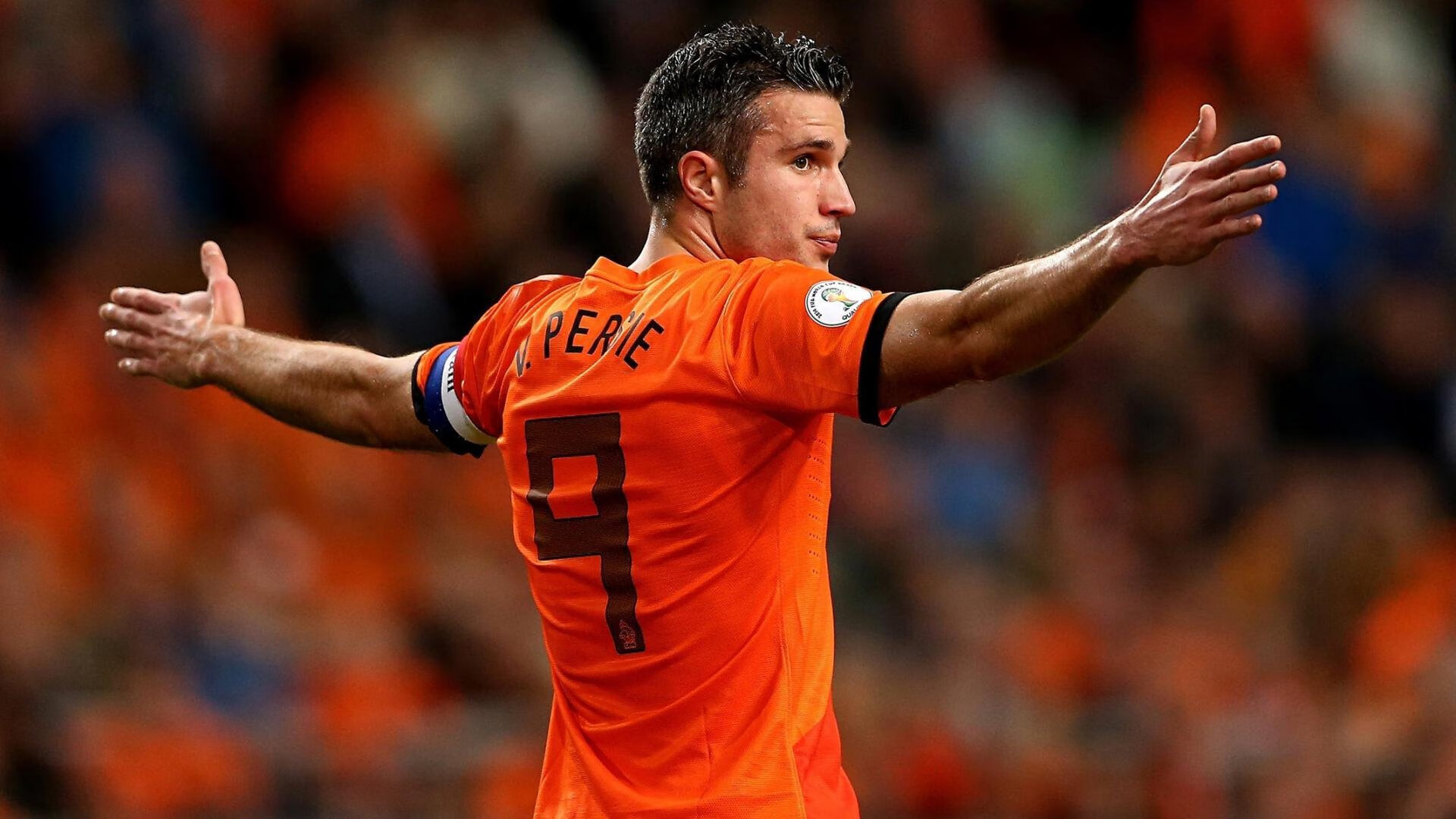 Panda Sports-蓝桥锋刃收割几内亚防线，莱万现象级压制诠释现代中锋美学