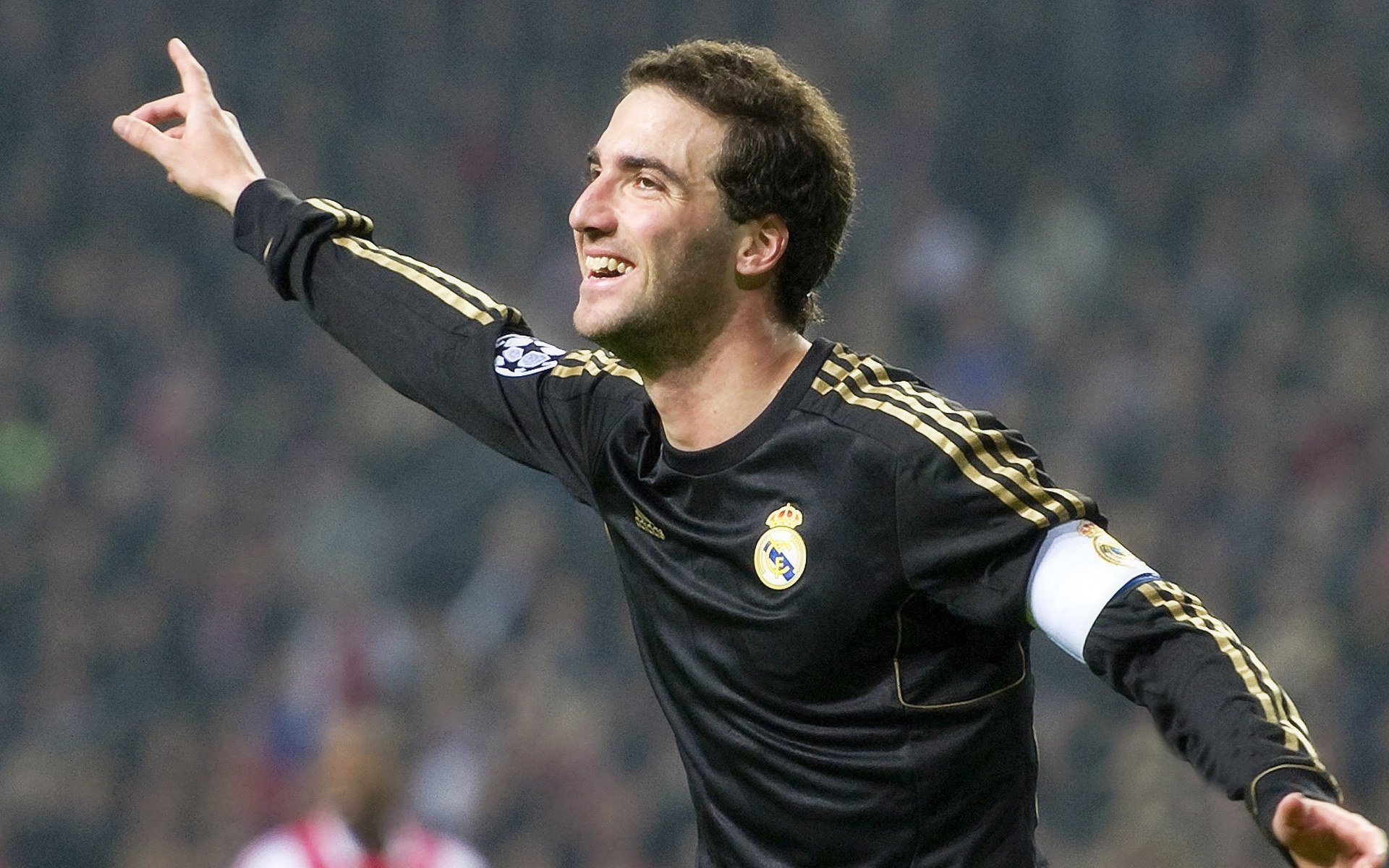 东亚德比惊魂夜，日本队险胜韩国队，安赛龙跨洲际表演惊艳四座